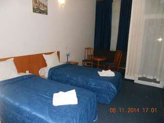 Отель Family Hotel Helios Севлиево Двухместный номер с 2 отдельными кроватями и балконом-1