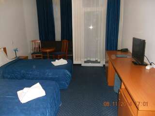 Отель Family Hotel Helios Севлиево Двухместный номер с 2 отдельными кроватями и балконом-3