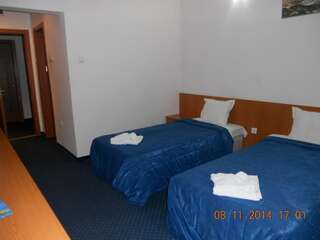 Отель Family Hotel Helios Севлиево Двухместный номер с 2 отдельными кроватями и балконом-4